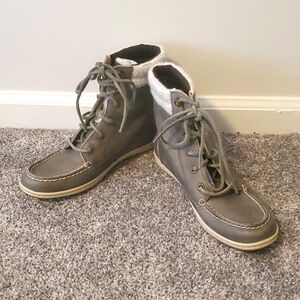 Sperry High Top leather lace up  soft greenish grey shoes Size 7